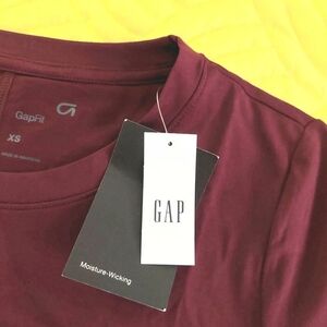 GAP Fit Women's Crewneck Long Sleeve Tee - Red Delicious
